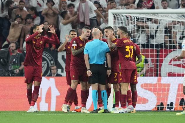 Sevilla FC v AS Roma - UEFA Europa League: Final Players of AS Roma protest with Referee Anthony Taylor during the UEFA Europa League final match between Sevilla FC and AS Roma at Puskas Arena, Budapest, Hungary on May 31, 2023. Budapest Budapest Hungary  Copyright: xGiuseppexMaffiax originalFilename:maffia-sevillaf230531_np4sA.jpg
