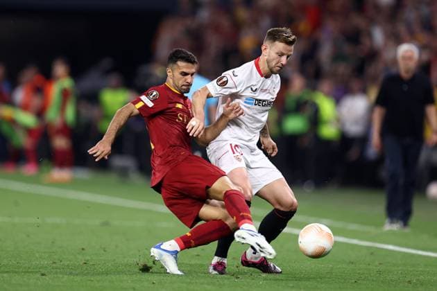 Sevilla Fc - As Roma Ivan Rakitic of Sevilla FC and Mehmet Zeki Celik of As Roma battle for the ball during the Uefa Europa League final match beetween Sevilla Fc and As Roma at Puskas Arena on May 31 2023 in Budapest, Hungary . Budapest Puskas Arena Hungary Copyright: xMarcoxCanonierox
