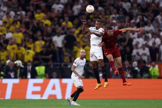Sevilla Fc - As Roma Fernando Reges of Sevilla FC and Bryan Cristante of As Roma battle for the ball during the Uefa Europa League final match beetween Sevilla Fc and As Roma at Puskas Arena on May 31 2023 in Budapest, Hungary . Budapest Puskas Arena Hungary Copyright: xMarcoxCanonierox