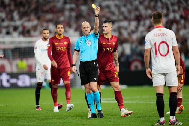 Sevilla FC v AS Roma - UEFA Europa League Final 2022 23 The referee Anthony Taylor shows a yellow card to Ivan Rakitic central midfield of Sevilla and Croatia during the UEFA Europa League 2022 23 final match between Sevilla FC and AS Roma at Puskas Arena on May 31, 2023 in Budapest, Hungary. Budapest Hungary  Copyright: xJosexBretonx originalFilename:breton-sevillaf230531_npUgp.jpg
