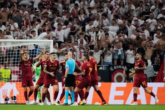 Sevilla FC v AS Roma - UEFA Europa League Final 2022 23 Players of AS Roma argue with The referee Anthony Taylor during the UEFA Europa League 2022 23 final match between Sevilla FC and AS Roma at Puskas Arena on May 31, 2023 in Budapest, Hungary. Budapest Hungary  Copyright: xJosexBretonx originalFilename:breton-sevillaf230531_npHmX.jpg