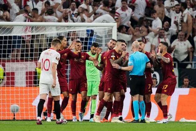 Sevilla FC v AS Roma - UEFA Europa League Final 2022 23 Players of AS Roma argue with The referee Anthony Taylor during the UEFA Europa League 2022 23 final match between Sevilla FC and AS Roma at Puskas Arena on May 31, 2023 in Budapest, Hungary. Budapest Hungary  Copyright: xJosexBretonx originalFilename:breton-sevillaf230531_npqtj.jpg