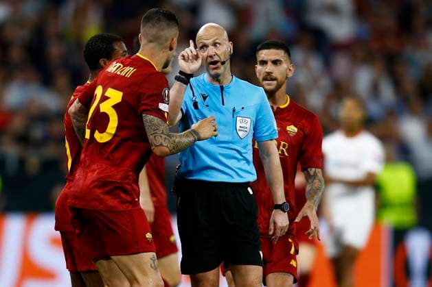 HUN: Sevilla FC-AC Roma. UEFA Europa League Final Roma players protesting to the referee Anthony Taylor during the UEFA Europa League match, Final between Sevilla FC and AC Roma played at Puskas Arena Stadium on May 31, 2023 in Budapest, Hungary. kpng Copyright: xAntonioxPozox xPRESSINx AP_230531_131