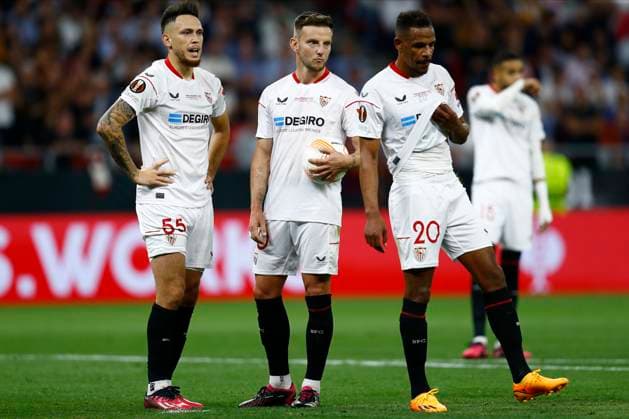 HUN: Sevilla FC-AC Roma. UEFA Europa League Final Lucas Ocampos, Ivan Rakitic and Fernando Reges of Sevilla FC waiting for the VAR during the UEFA Europa League match, Final between Sevilla FC and AC Roma played at Puskas Arena Stadium on May 31, 2023 in Budapest, Hungary. kpng Copyright: xAntonioxPozox xPRESSINx AP_230531_133