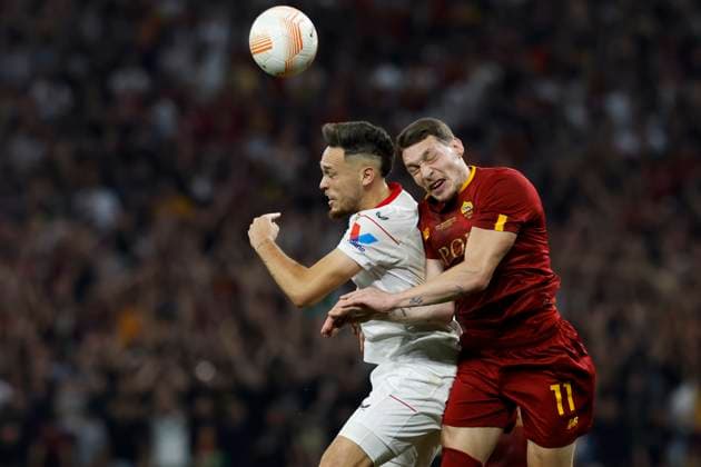 Sevilla s midfilder Lucas Ocampos (L) jumps for the with Roma s Andrea Belotti (R) during the UEFA Europa League final soccer match between Sevilla FC and AS Roma at Ferenc Puskas stadium in Budapest, Hungary, 31 May 2023. Sevilla FC vs. AS Roma !ACHTUNG: NUR REDAKTIONELLE NUTZUNG!  Copyright: xJulioxMunozx GRAF1106 20230531-9087cab3876088a228f3425b1af3ba98338e2fee