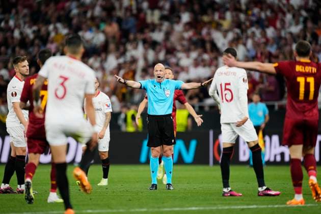 Sevilla FC v AS Roma - UEFA Europa League Final 2022 23 The referee Anthony Taylor reacts during the UEFA Europa League 2022 23 final match between Sevilla FC and AS Roma at Puskas Arena on May 31, 2023 in Budapest, Hungary. Budapest Hungary  Copyright: xJosexBretonx originalFilename:breton-sevillaf230531_npYQG.jpg