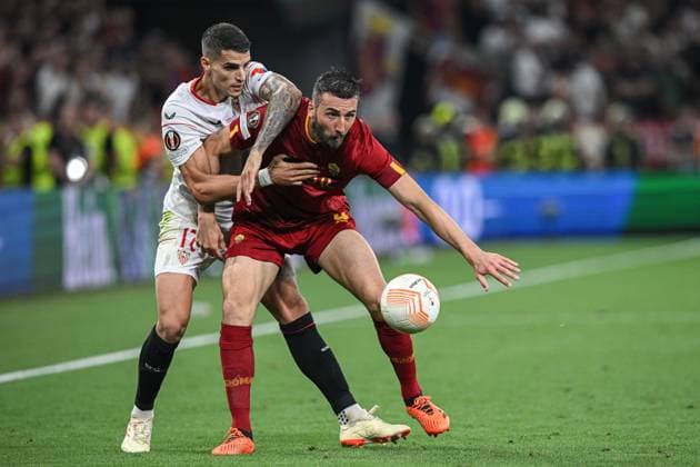 Bryan Cristante (4 Roma) and Erik Lamela (17 Sevilla) during the UEFA Europa League final 2023 between Sevilla and Roma at Puskas Arena in Budapest, Hungary Soccer (Cristiano Mazzi SPP) Copyright: xCristianoxMazzix xSPPx spp-en-CrMaSp-CM1_6913