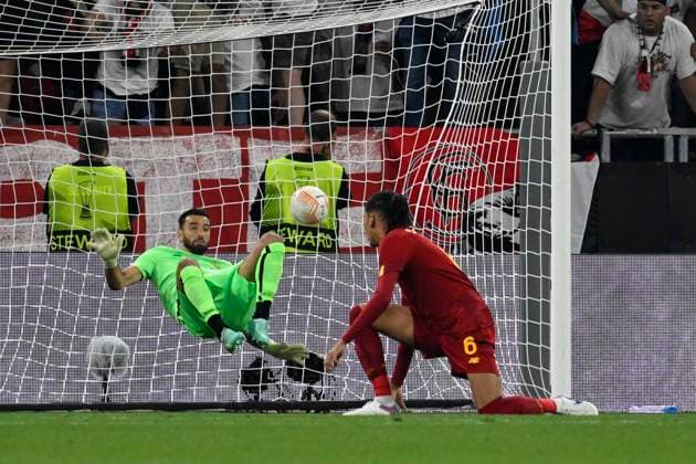 IPP20230531 Football - soccer: UEFA Europa League 2022 2023, Final, Sevilla FC - A.S. Roma, rui patricio non riesce a bloccare il pallone pe ril gol - autogol - del 1-1 (Verwendung nur in Deutschland - GERMANY ONLY) *** IPP20230531 Football soccer UEFA Europa League 2022 2023, Final, Sevilla FC A S Roma, rui patricio non riesce a bloccare il pallone pe ril gol autogol del 1 1 Use only in Germany GERMANY ONLY 