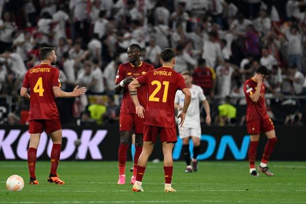 IPP20230531 Football - soccer: UEFA Europa League 2022 2023, Final, Sevilla FC - A.S. Roma, delusione dei giocatori della roma al gol - autogol - del 1-1 - Paulo Dybala, Bryan Cristante, Tammy Abraham (Verwendung nur in Deutschland - GERMANY ONLY) *** IPP20230531 Football soccer UEFA Europa League 2022 2023, Final, Sevilla FC A S Roma, delusione dei giocatori della roma al gol autogol del 1 1 Paulo Dybala, Bryan Cristante, Tammy Abraham Use only in Germany GERMANY ONLY 