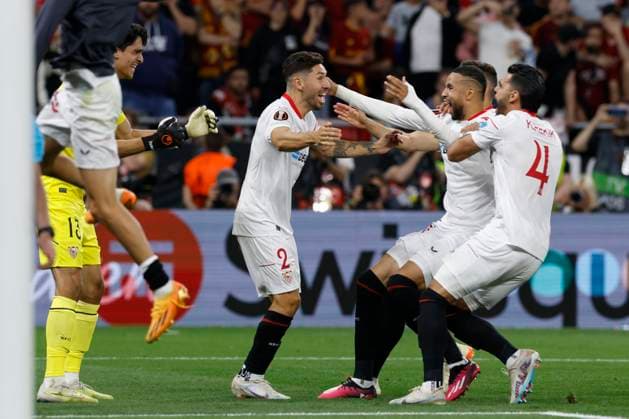 Sevilla s midfielder Gonzalo Montiel (C) celebrates with teammates after scoring the last penalty kick during the UEFA Europa League final soccer match between Sevilla FC and AS Roma at Ferenc Puskas stadium in Budapest, Hungary, 31 May 2023. Sevilla FC vs. AS Roma !ACHTUNG: NUR REDAKTIONELLE NUTZUNG!  Copyright: xJulioxMunozx GRAF1122 20230531-d3bd1f64fcc462ff2df0db0b190be29367bed82c