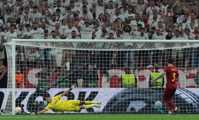 Foto Davide Spada LaPresse 31 Maggio 2023 - Budapest, Ungheria - calcio - Roma vs Siviglia - Uefa Europa League 2022 2023 Finale - Stadio Puskas Arena. Nella foto: Roger Ibanez (AS Roma) Foto Davide Spada LaPresse May 31, 2023 Budapest, Hungary - sport, soccer - Roma vs Sevilla - Uefa Europe League Final 2022 2023 - Puskas Arena Stadium. In the pic: Roger Ibanez (AS Roma)  Copyright: xDavidexSpada LaPressex