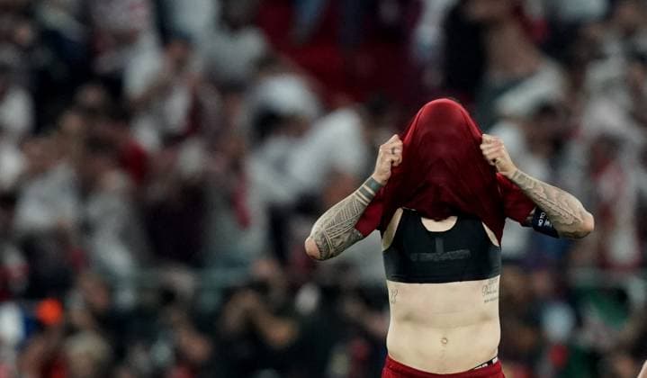 Foto Davide Spada LaPresse 31 Maggio 2023 - Budapest, Ungheria - calcio - Roma vs Siviglia - Uefa Europa League 2022 2023 Finale - Stadio Puskas Arena. Nella foto: delusione giocatori Roma dopo la sconfitta Foto Davide Spada LaPresse May 31, 2023 Budapest, Hungary - sport, soccer - Roma vs Sevilla - Uefa Europe League Final 2022 2023 - Puskas Arena Stadium. In the pic: Roma players delusion at the end of the match  Copyright: xDavidexSpada LaPressex