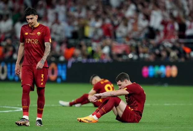 Foto Davide Spada LaPresse 31 Maggio 2023 - Budapest, Ungheria - calcio - Roma vs Siviglia - Uefa Europa League 2022 2023 Finale - Stadio Puskas Arena. Nella foto: delusione giocatori Roma dopo la sconfitta Foto Davide Spada LaPresse May 31, 2023 Budapest, Hungary - sport, soccer - Roma vs Sevilla - Uefa Europe League Final 2022 2023 - Puskas Arena Stadium. In the pic: Roma players delusion at the end of the match  Copyright: xDavidexSpada LaPressex