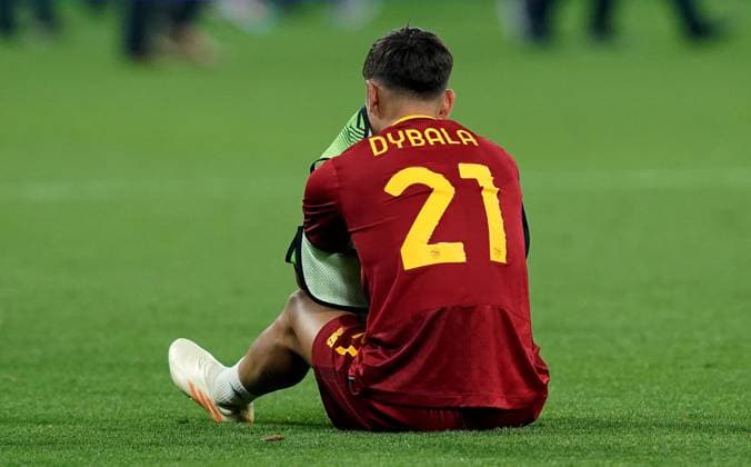 Foto Davide Spada LaPresse 31 Maggio 2023 - Budapest, Ungheria - calcio - Roma vs Siviglia - Uefa Europa League 2022 2023 Finale - Stadio Puskas Arena. Nella foto: delusione giocatori Roma dopo la sconfitta, Paulo Dybala (AS Roma) Foto Davide Spada LaPresse May 31, 2023 Budapest, Hungary - sport, soccer - Roma vs Sevilla - Uefa Europe League Final 2022 2023 - Puskas Arena Stadium. In the pic: Roma players delusion at the end of the match, Paulo Dybala (AS Roma)  Copyright: xDavidexSpada LaPressex