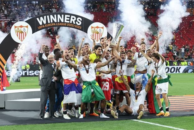Budapest, Hungary, 31st May 2023. Sevilla lift the Europa League trophy 2022 2023 during the UEFA Europa League Final match at Puskas Arena, Budapest. Picture credit should read: David Klein Sportimage EDITORIAL USE ONLY. No use with unauthorised audio, video, data, fixture lists, club league logos or live services. Online in-match use limited to 120 images, no video emulation. No use in betting, games or single club league player publications. SPI-2471-0136