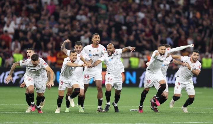 Sport Bilder des Tages Budapest, Hungary, 31st May 2023. Sevilla celebrate winning the trophy during the UEFA Europa League Final match at Puskas Arena, Budapest. Picture credit should read: David Klein Sportimage EDITORIAL USE ONLY. No use with unauthorised audio, video, data, fixture lists, club league logos or live services. Online in-match use limited to 120 images, no video emulation. No use in betting, games or single club league player publications. SPI-2471-0141
