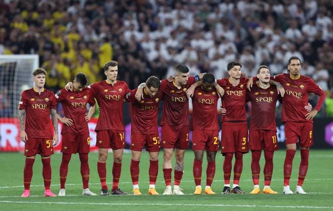 Budapest, Hungary, 31st May 2023. Roma players dejected waiting for the final penalty to be re-taken during the UEFA Europa League Final match at Puskas Arena, Budapest. Picture credit should read: David Klein Sportimage EDITORIAL USE ONLY. No use with unauthorised audio, video, data, fixture lists, club league logos or live services. Online in-match use limited to 120 images, no video emulation. No use in betting, games or single club league player publications. SPI-2471-0142