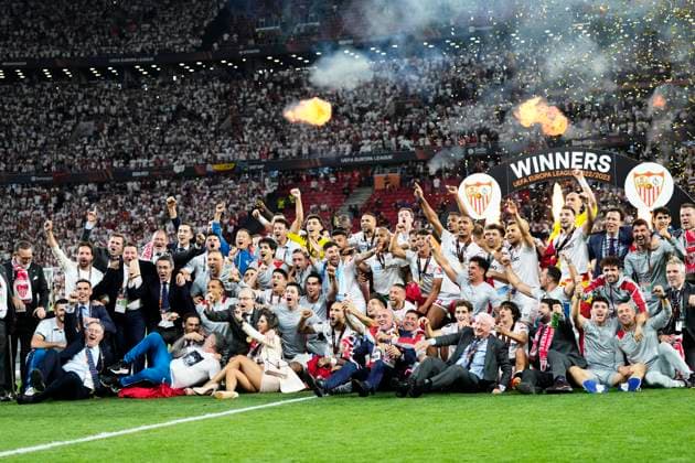 Sevilla FC v AS Roma - UEFA Europa League Final 2022 23 Sevilla FC team lift the UEFA Europa League trophy after the team s victory during the UEFA Europa League 2022 23 final match between Sevilla FC and AS Roma at Puskas Arena on May 31, 2023 in Budapest, Hungary. Budapest Hungary  Copyright: xJosexBretonx originalFilename:breton-sevillaf230531_np3Uw.jpg