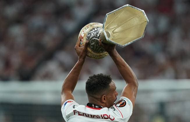 Foto Davide Spada LaPresse 31 Maggio 2023 - Budapest, Ungheria - calcio - Roma vs Siviglia - Uefa Europa League 2022 2023 Finale - Stadio Puskas Arena. Nella foto: giocatori del Siviglia con la coppa Foto Davide Spada LaPresse May 31, 2023 Budapest, Hungary - sport, soccer - Roma vs Sevilla - Uefa Europe League Final 2022 2023 - Puskas Arena Stadium. In the pic:  Copyright: xDavidexSpada LaPressex