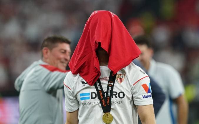 Foto Davide Spada LaPresse 31 Maggio 2023 - Budapest, Ungheria - calcio - Roma vs Siviglia - Uefa Europa League 2022 2023 Finale - Stadio Puskas Arena. Nella foto: giocatori del Siviglia con la coppa Foto Davide Spada LaPresse May 31, 2023 Budapest, Hungary - sport, soccer - Roma vs Sevilla - Uefa Europe League Final 2022 2023 - Puskas Arena Stadium. In the pic:  Copyright: xDavidexSpada LaPressex