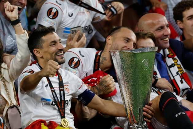 Sevilla s defender Jesus Navas (L) celebrates with the trophy after the UEFA Europa League final soccer match between Sevilla FC and AS Roma at Ferenc Puskas stadium in Budapest, Hungary, 31 May 2023. Sevilla FC vs. AS Roma !ACHTUNG: NUR REDAKTIONELLE NUTZUNG!  Copyright: xJulioxMunozx GRAF1146 20230531-ce222103687270384f7dfa7235649e7dc24a6602