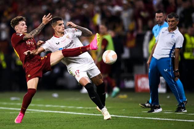 Sevilla FC v AS Roma - UEFA Europa League Erik Lamela of Sevilla FC competes for the ball with Nicola Zalewski of AS Roma during the UEFA Europa League final football match between Sevilla FC and AS Roma. Budapest Hungary Copyright: xNicolòxCampox