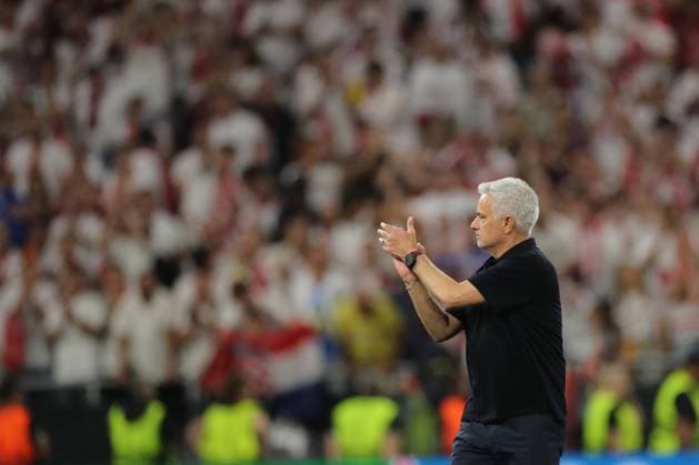 Budapest, Hungary: 31.05.2023: Jose Mourinho coach manager of Roma greet Sivilla fans at end of the Final UEFA Europa League 2023 match between Sevilla FC vs AS Roma at Puskas Arena of Budapest in Hungary  Copyright: xmarcoxiacobuccix xipa-agency.netx xmarcoxiacobuccix 0 IPA_IPA38353830
