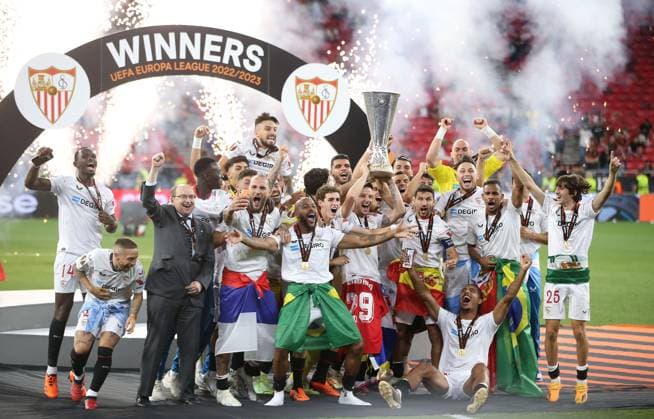 Sevilla v AS Roma, UEFA Europa League Final 2023, Puskas Arena, Budapest, Hungary. - 31st May 2023 Ivan Rakitic & Jesus Navas of Sevilla hold aloft the UEFA Europa League trophy with there team mates. - Sevilla v AS Roma, UEFA Europa League Final 2023, Puskas Arena, Budapest, Hungary. - 31st May 2023. Budapest Puskas Arena Hungary Copyright: xDanxWeirx CP_UEFA_Europa_League_Final_2023_90