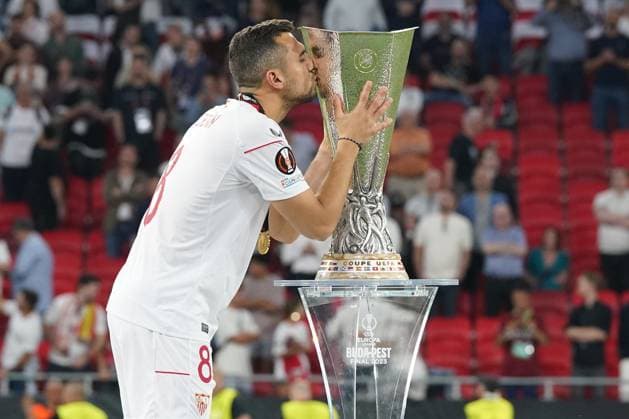 Joan Jordan of Sevilla FC celebrates the victory of the UEFA Europa League Final match between Sevilla FC and AS Roma at Puskas Arena, Budapest, Hungary on 31 May 2023. Photo by Giuseppe Maffia. Budapest Puskas Arena Budapest Hungary Copyright: xGiuseppexMaffiax SP24-666-068
