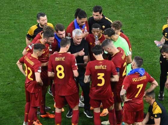 Italian footballers are cheered by their coach Jose Mourinho at the football match between Sevilla FC and AS Roma, Europa League final, held at the Ferenc Puskas Arena in Budapest, Wednesday, May 31, 2023 Budapest Copyright: xRazvanxPasarica SPORTxPICTURESx