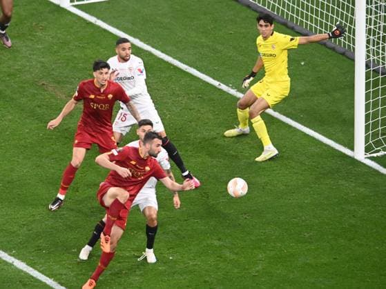 Youssef En Nesyri and Yassine Bounou in the football match between Sevilla FC and AS Roma, Europa League final, held at the Ferenc Puskas Arena in Budapest, Wednesday, May 31, 2023 Budapest Copyright: xRazvanxPasarica SPORTxPICTURESx