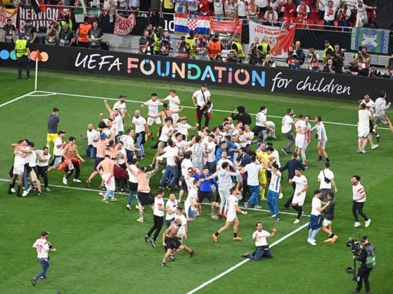 Sevilla FCs Spanish footballers and supporters rejoice after winning the UEFA Europa League following the match against AS Roma at the Ferenc Puskas Arena in Budapest, Wednesday, May 31, 2023 Budapest Copyright: xRazvanxPasarica SPORTxPICTURESx
