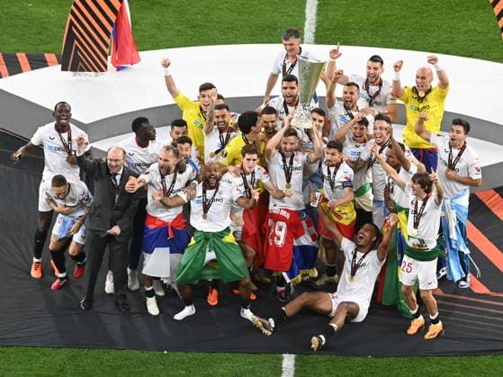 Spanish footballers pose with the trophy after winning the UEFA Europa League following the football match against AS Roma at the Ferenc Puskas Arena in Budapest, Wednesday, May 31, 2023 Budapest Copyright: xRazvanxPasarica SPORTxPICTURESx
