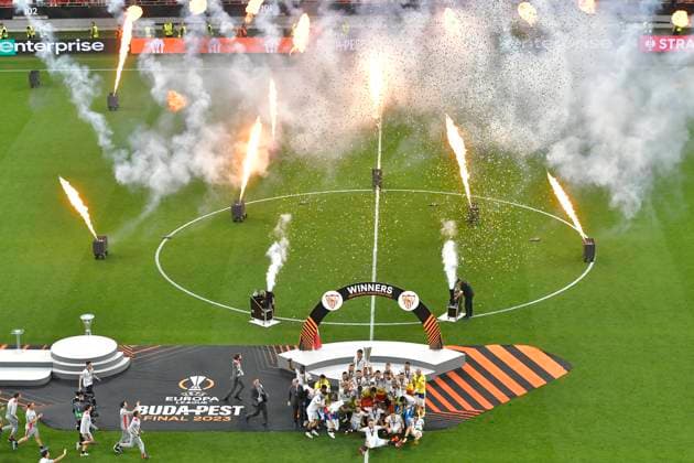 Spanish footballers pose with the trophy after winning the UEFA Europa League following the football match against AS Roma at the Ferenc Puskas Arena in Budapest, Wednesday, May 31, 2023 Budapest Copyright: xRazvanxPasarica SPORTxPICTURESx