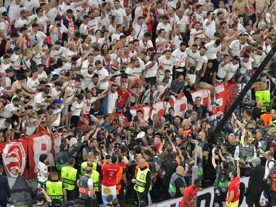 Spanish footballers pose with the trophy and supporters after winning the UEFA Europa League following the football match against AS Roma at the Ferenc Puskas Arena in Budapest, Wednesday, May 31, 2023 Budapest Copyright: xRazvanxPasarica SPORTxPICTURESx