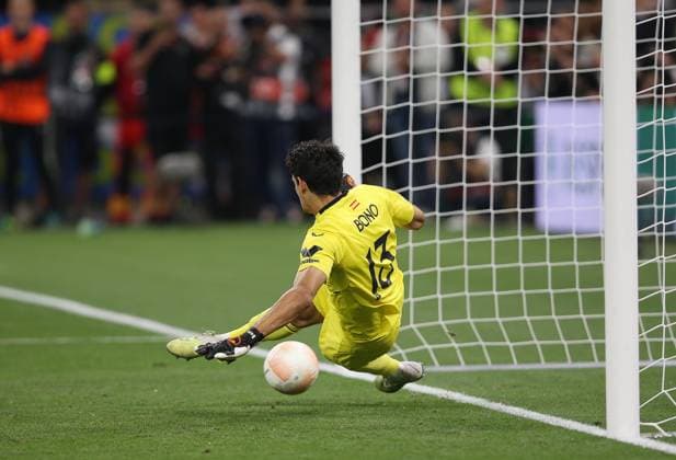 Sevilla v AS Roma, UEFA Europa League Final 2023, Puskas Arena, Budapest, Hungary. - 31st May 2023 Yassine Bounou Bono of Sevilla makes a save in the penalty shoot out. - Sevilla v AS Roma, UEFA Europa League Final 2023, Puskas Arena, Budapest, Hungary. - 31st May 2023. Budapest Puskas Arena Hungary Copyright: xDanxWeirx CP_UEFA_Europa_League_Final_2023_118