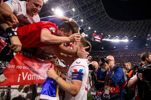Sevilla FC v AS Roma, UEFA Europa League final, Budapest, Hungary Budapest, Hungary. 31st, May 2023. Ivan Rakitic (10) of Sevilla FC seen celebrating with the fans after winning the UEFA Europa League final between Sevilla FC and As Roma at the Puskas Arena in Hungary. Budapest Hungary  Copyright: xGonzalesxPhoto BalazsxPopalx