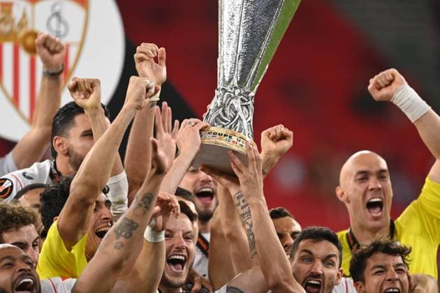 June 1, 2023, Budapest, Budapest, Hungary: Fans and players of Sevilla FC Celebrate with the trophy after winning the Europa League final between Sevilla FC and AS Roma Budapest Hungary - ZUMAs291 20230601_zip_s291_001 Copyright: xBalintxSzentgallayx