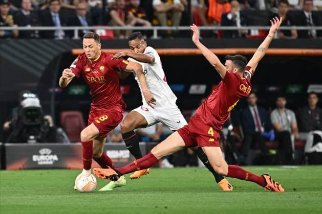 Sport Bilder des Tages BUDAPEST, HUNGARY - MAY 31: Fernando of Sevilla F.C. and Nemanja Matic, Bryan Cristante of AS Roma during the UEFA Europa League 2022 23 final match between Sevilla FC and AS Roma at Puskas Arena on May 31, 2023 in Budapest, H Sevilla FC v AS Roma - UEFA Europa League Final 2022 23 Copyright: xSebastianxFrejx