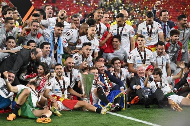 BUDAPEST, HUNGARY - MAY 31: Sevilla s players celebrate with the trophy during the UEFA Europa League 2022 23 final match between Sevilla FC and AS Roma at Puskas Arena on May 31, 2023 in Budapest, H Sevilla FC v AS Roma - UEFA Europa League Final 2022 23 Copyright: xSebastianxFrejx