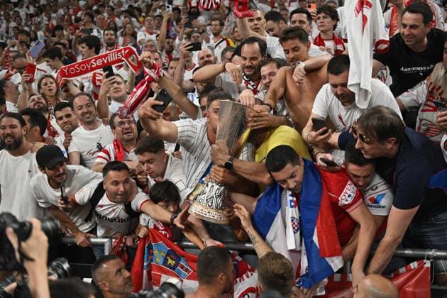 BUDAPEST, HUNGARY - MAY 31: Fans of Sevilla FC celebrate with the trophy during the UEFA Europa League 2022 23 final match between Sevilla FC and AS Roma at Puskas Arena on May 31, 2023 in Budapest, H Sevilla FC v AS Roma - UEFA Europa League Final 2022 23 Copyright: xSebastianxFrejx