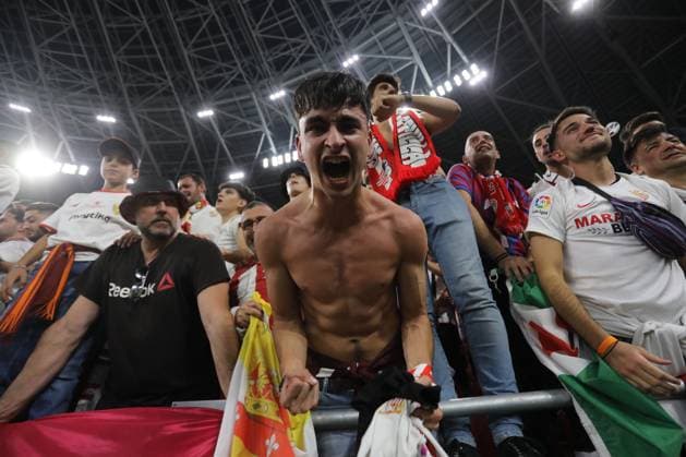 Budapest, Hungary: 31.05.2023: Sivilla fans celebrate victory at end of the Final UEFA Europa League 2023 match between Sevilla FC vs AS Roma at Puskas Arena of Budapest in Hungary  Copyright: xmarcoxiacobuccix xipa-agency.netx xmarcoxiacobuccix 0 IPA_IPA38354804