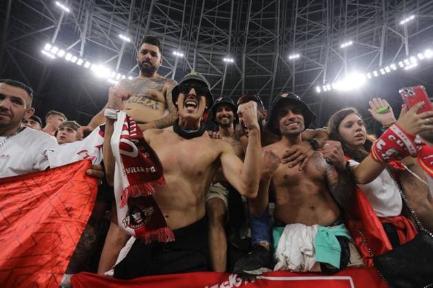 Budapest, Hungary: 31.05.2023: Sivilla fans celebrate victory at end of the Final UEFA Europa League 2023 match between Sevilla FC vs AS Roma at Puskas Arena of Budapest in Hungary  Copyright: xmarcoxiacobuccix xipa-agency.netx xmarcoxiacobuccix 0 IPA_IPA38354807