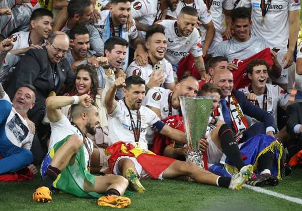 Sevilla v AS Roma, UEFA Europa League Final 2023, Puskas Arena, Budapest, Hungary. - 31st May 2023 Jesus Navas & Ivan Rakitic of Sevilla hold aloft the UEFA Europa League trophy with his team mates.- Sevilla v AS Roma, UEFA Europa League Final 2023, Puskas Arena, Budapest, Hungary. - 31st May 2023. Budapest Puskas Arena Hungary Copyright: xDanxWeirx CP_UEFA_Europa_League_Final_2023_136