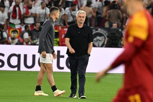 Erik Lamela (Sevilla FC)Jose Mourinho Coach (Roma) during the UEFAEuropa League Final match between Sevilla 5-2 (d.c.r.) Roma at Puskas Arena on May 31, 2023 in Budapest, Hungary. Noxthirdxpartyxsales  (220129031)