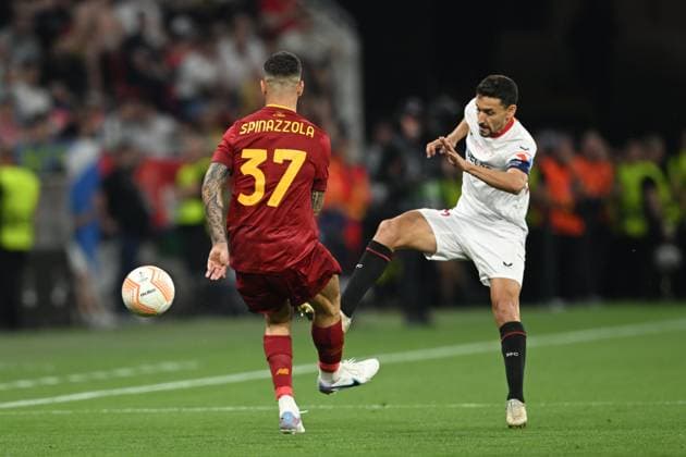 Jesus Navas (Sevilla FC)Leonardo Spinazzola (Roma) during the UEFAEuropa League Final match between Sevilla 5-2 (d.c.r.) Roma at Puskas Arena on May 31, 2023 in Budapest, Hungary. Noxthirdxpartyxsales  (220129063)