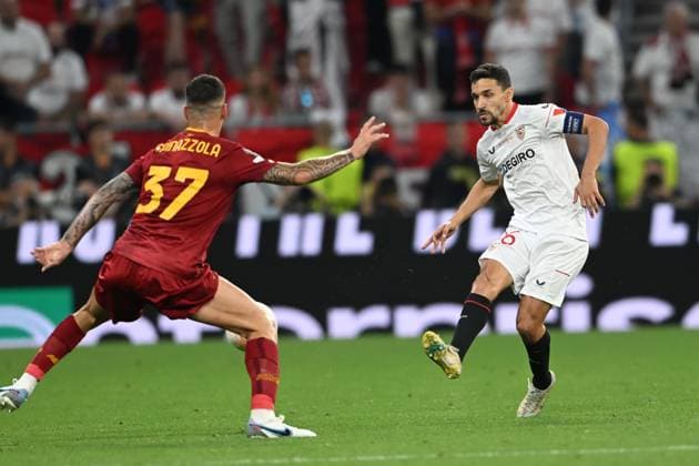 Jesus Navas (Sevilla FC)Leonardo Spinazzola (Roma) during the UEFAEuropa League Final match between Sevilla 5-2 (d.c.r.) Roma at Puskas Arena on May 31, 2023 in Budapest, Hungary. Noxthirdxpartyxsales  (220129130)