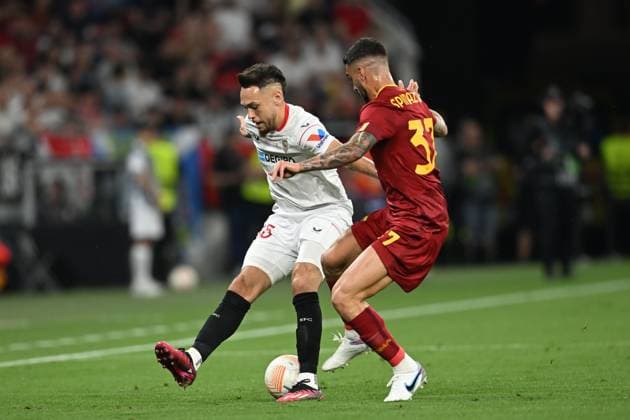 Lucas Ocampos (Sevilla FC)Leonardo Spinazzola (Roma) during the UEFAEuropa League Final match between Sevilla 5-2 (d.c.r.) Roma at Puskas Arena on May 31, 2023 in Budapest, Hungary. Noxthirdxpartyxsales  (220129140)