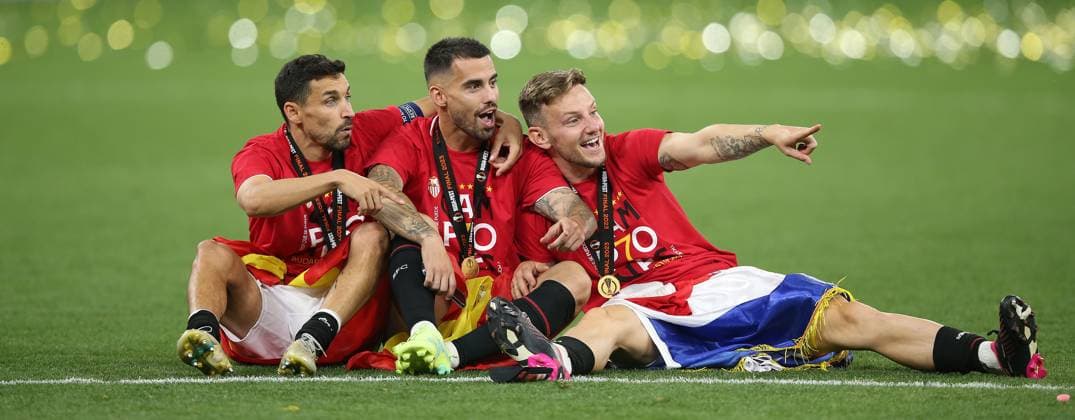 Sport Bilder des Tages Sevilla v AS Roma, UEFA Europa League Final 2023, Puskas Arena, Budapest, Hungary. - 31st May 2023 Jesus Navas, Suso & Ivan Rakitic of Sevilla celebrate after winning The 2023 UEFA Europa League Final. - Sevilla v AS Roma, UEFA Europa League Final 2023, Puskas Arena, Budapest, Hungary. - 31st May 2023. Budapest Puskas Arena Hungary Copyright: xDanxWeirx CP_UEFA_Europa_League_Final_2023_143