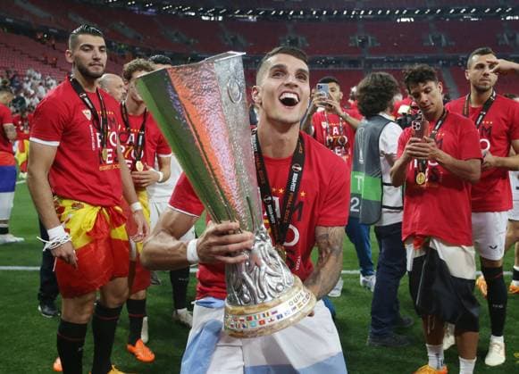 Sevilla v AS Roma, UEFA Europa League Final 2023, Puskas Arena, Budapest, Hungary. - 31st May 2023 Erik Lamela of Sevilla holds aloft the 2023 UEFA Europa League trophy. - Sevilla v AS Roma, UEFA Europa League Final 2023, Puskas Arena, Budapest, Hungary. - 31st May 2023. Budapest Puskas Arena Hungary Copyright: xDanxWeirx CP_UEFA_Europa_League_Final_2023_146